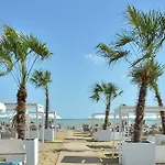 Апартаменты Charming Coastal In *