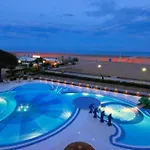Апартаменты Charming Coastal In