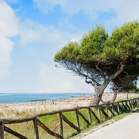 Charming Coastal In 아파트 비비오네